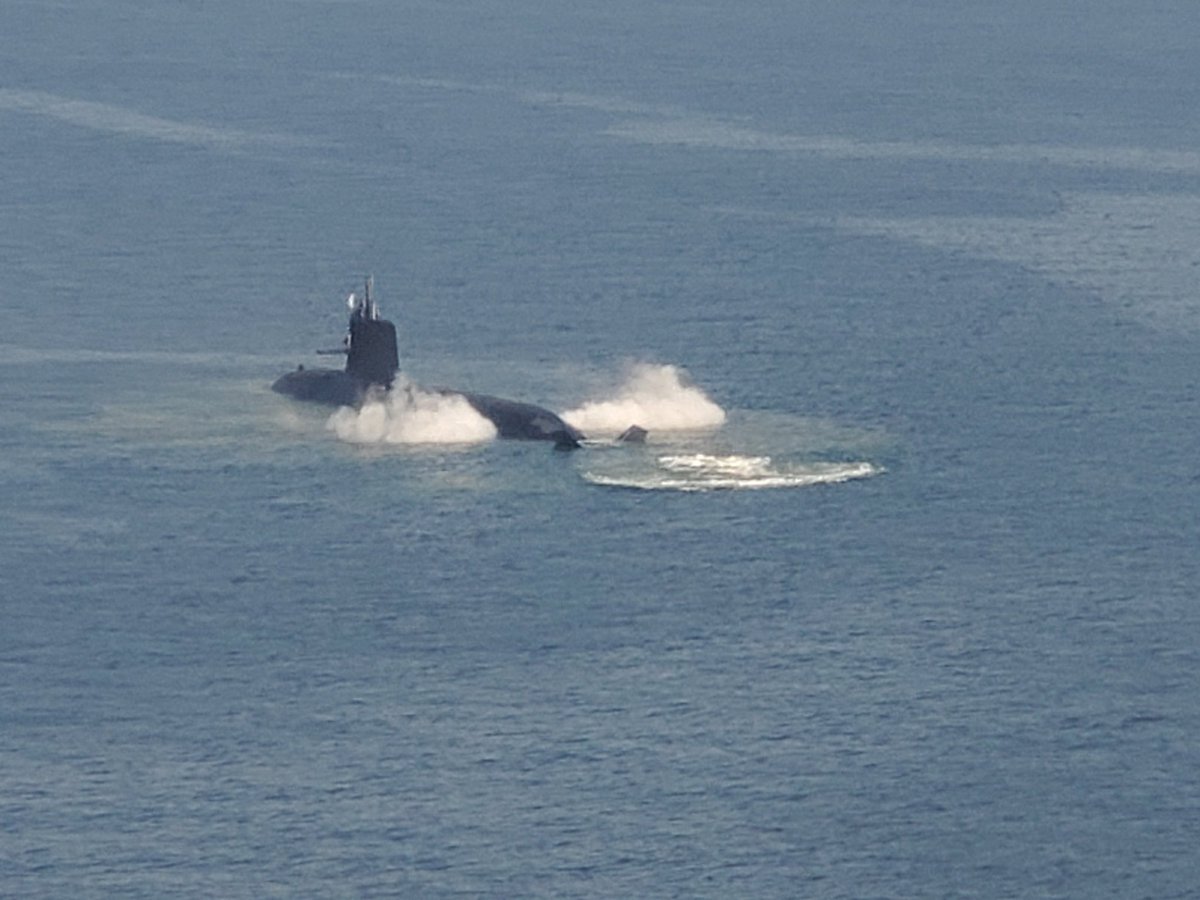 tabi_ekimemo's tweet photo. 202603
神戸空港着陸寸前で外を見てたら潜水艦が浮上してきた https://t.co/HDl7oqQn4y
