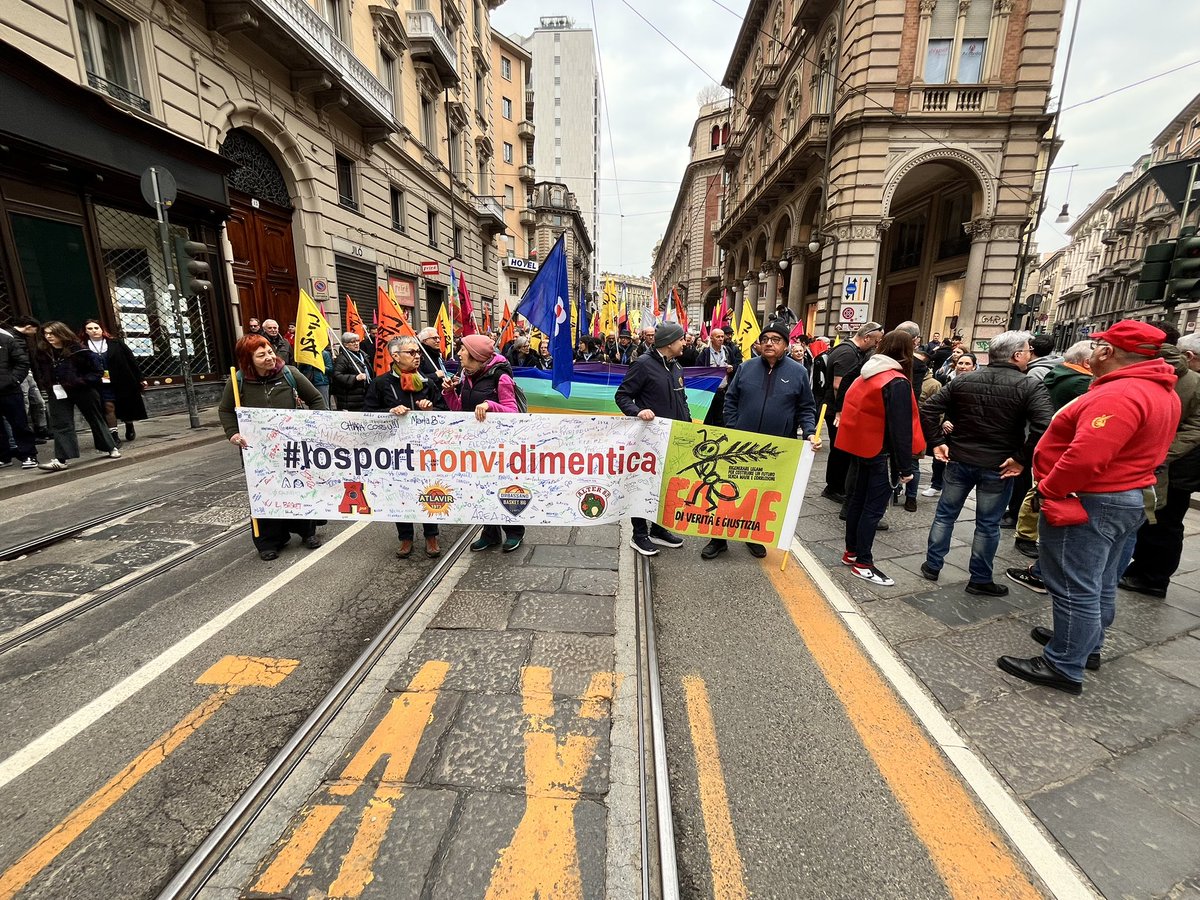 NFratoianni's tweet image. A #Torino con migliaia di persone, ragazzi e ragazze per un impegno rinnovato contro le #mafie.
L’Italia non può tollerare nessuna ambiguità  o collusione nelle Istituzioni con la criminalità organizzata.