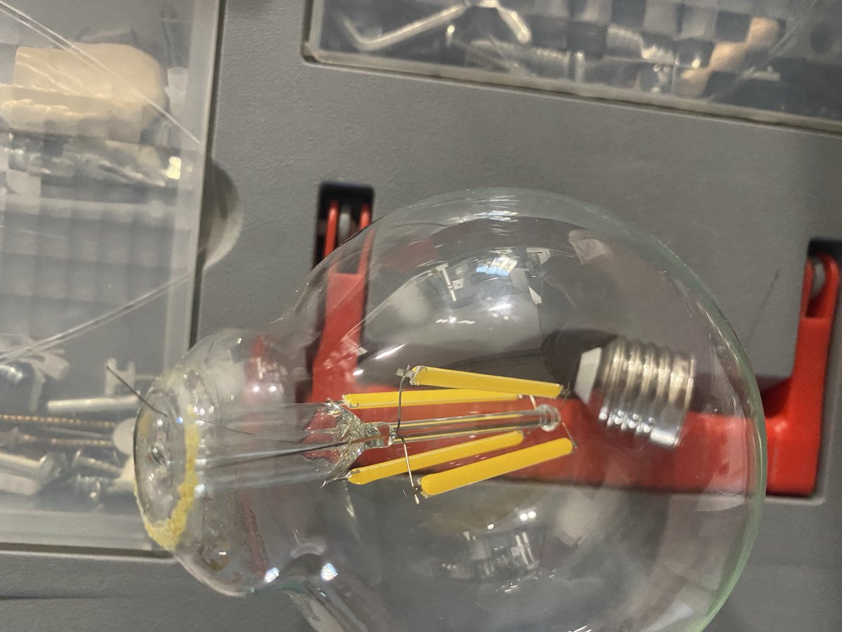 villaspace's tweet photo. Calidad @leroymerlin_es 🥴 encendidas 5 veces. Bombillas que rondan los 10€ https://t.co/PKrldhLKMu