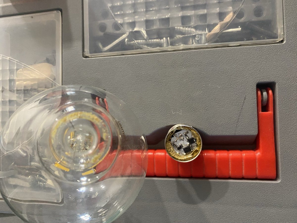 villaspace's tweet photo. Calidad @leroymerlin_es 🥴 encendidas 5 veces. Bombillas que rondan los 10€ https://t.co/PKrldhLKMu