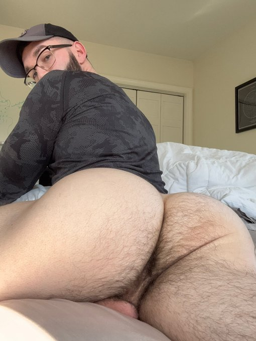 deliceptual's tweet photo. Rt if you’re into a hairy ass 😁🍑 #gay #men #bubblebutt @FarmerB28 https://t.co/kcBoIDiAb2
