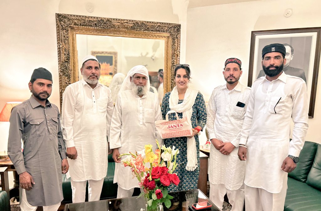 ChitraSarwara's tweet photo. अम्बाला छावनी के गांव नग्गल से भाई सुरजीत खान और टीम के सदस्य ईद के मौके पर मुबारकबाद देने आए।

#EidMubarak
#Eid https://t.co/xyxWQQzSXG