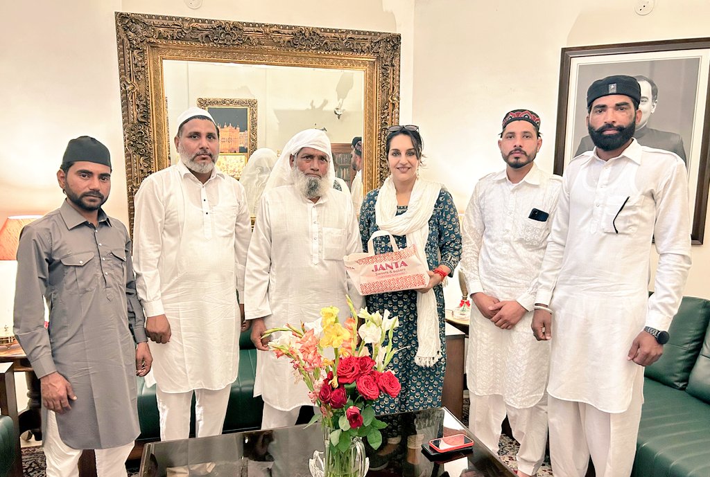 ChitraSarwara's tweet photo. अम्बाला छावनी के गांव नग्गल से भाई सुरजीत खान और टीम के सदस्य ईद के मौके पर मुबारकबाद देने आए।

#EidMubarak
#Eid https://t.co/xyxWQQzSXG