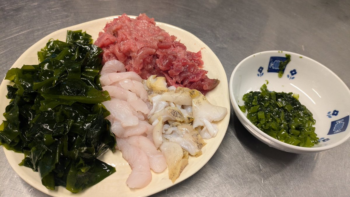 陸前高田の荒木鮮魚店から買ってきた
マグロの筋から取ったたっぷりネギトロ198円
白巻き貝498円
マガレイ498円
ワカメ150円
でできたやーつ。
夕飯にします