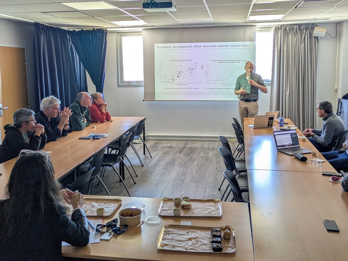 Raimon_Sabater's tweet photo. Ce mardi a eu lieu la conf. « L’Économie des animaux : comment intégrer au mieux le bien-être animal dans l’économie ? », animée par Nicolas Treich @Treich13, chercheur à la Toulouse School of Economics.

#bienêtreanimal #économie #conditionanimale #animaux https://t.co/c4ks9FTzwN
