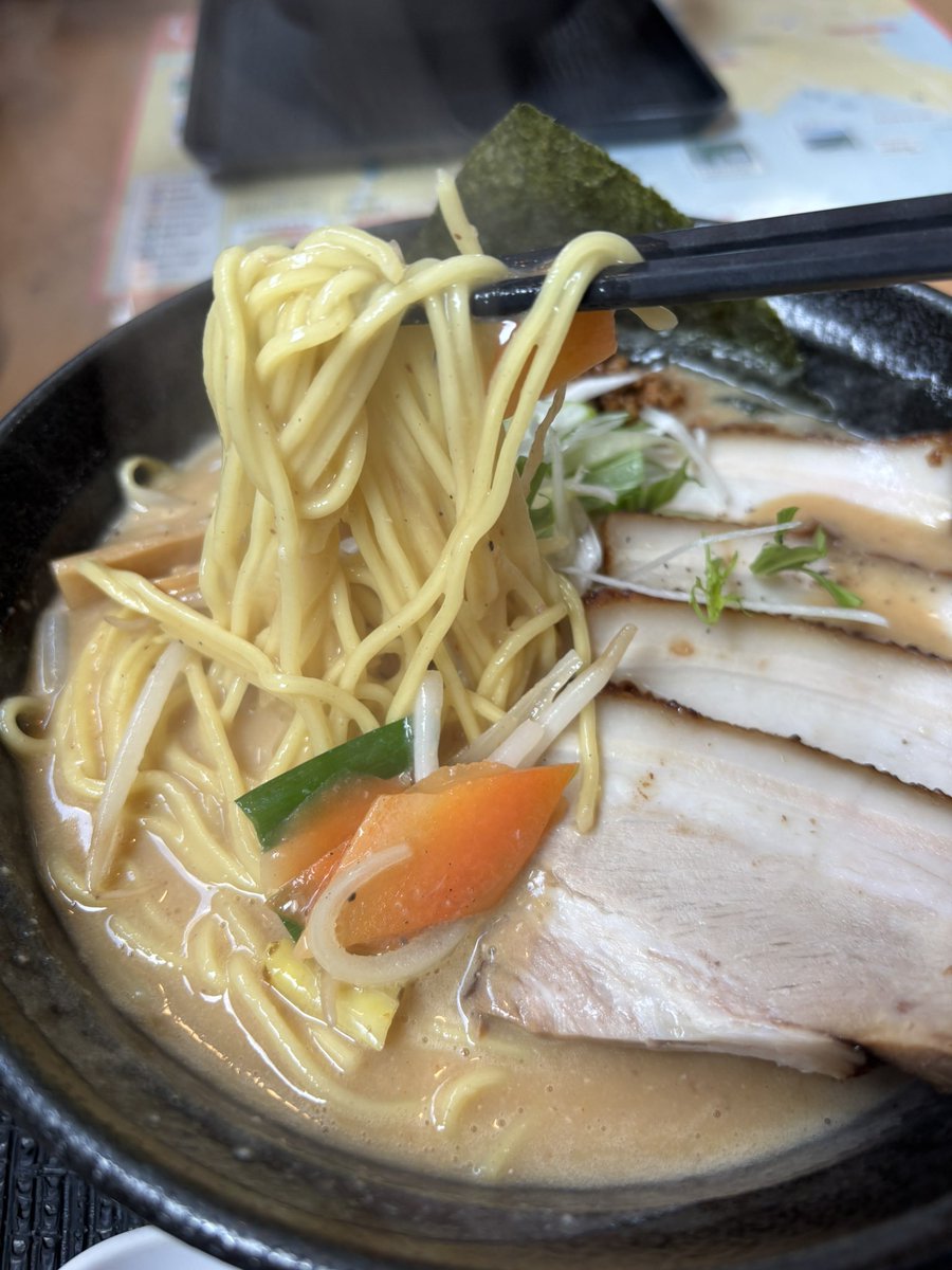 lan70000's tweet photo. 南三陸の「飛上」で味噌ラーメン！🍜
とにかくスープの完成度が凄まじい…🤤
鶏ガラの旨味が凝縮された濃厚な鶏白湯に、仙台味噌のコクが重なって、一口飲むたびに五臓六腑に染み渡る…！このマイルドで奥行きのある味わいは、完飲不可避の魔力がありますね✨
最高の一杯でした🙏
 #ラーメン #飛上 https://t.co/RdZI81PeF0