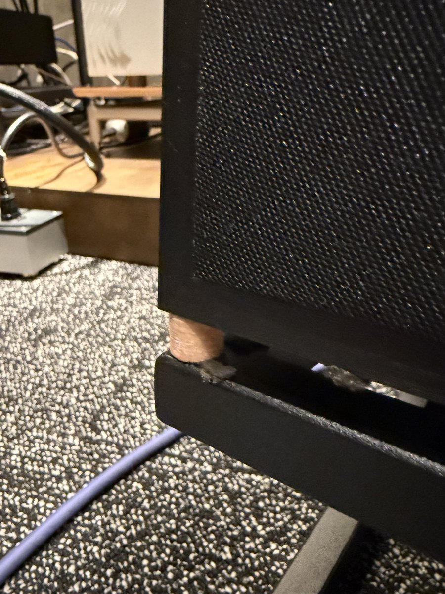 SOUNDTEC_Jr's tweet photo. オーディオ屋さんは実験が大好き！
今日は試聴予約が入ってるJBL4312Gにilungoの天然皮革インシュレーターかましてみたら、、こいつは凄いや。と。
低域の締まり方が全く変わって空気感が別次元に👍

これだから面白いのよね、オーディオは。

ここからは、どんどん好きな音楽聴きたくなるループです。 https://t.co/nRFbDdF4YN