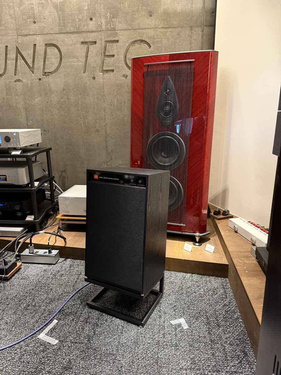 SOUNDTEC_Jr's tweet photo. オーディオ屋さんは実験が大好き！
今日は試聴予約が入ってるJBL4312Gにilungoの天然皮革インシュレーターかましてみたら、、こいつは凄いや。と。
低域の締まり方が全く変わって空気感が別次元に👍

これだから面白いのよね、オーディオは。

ここからは、どんどん好きな音楽聴きたくなるループです。 https://t.co/nRFbDdF4YN