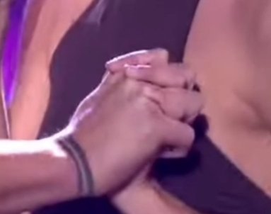 Alguien me recomendó ayer que grabáramos el momento 😉, por suerte lo hicimos muchas. Lo de anoche fue una noche para recordar, esa química no se puede fingir, esas miradas, y esa necesidad de contacto tampoco. 💙🧲💜
I love Galicia 😍 #violedi21M