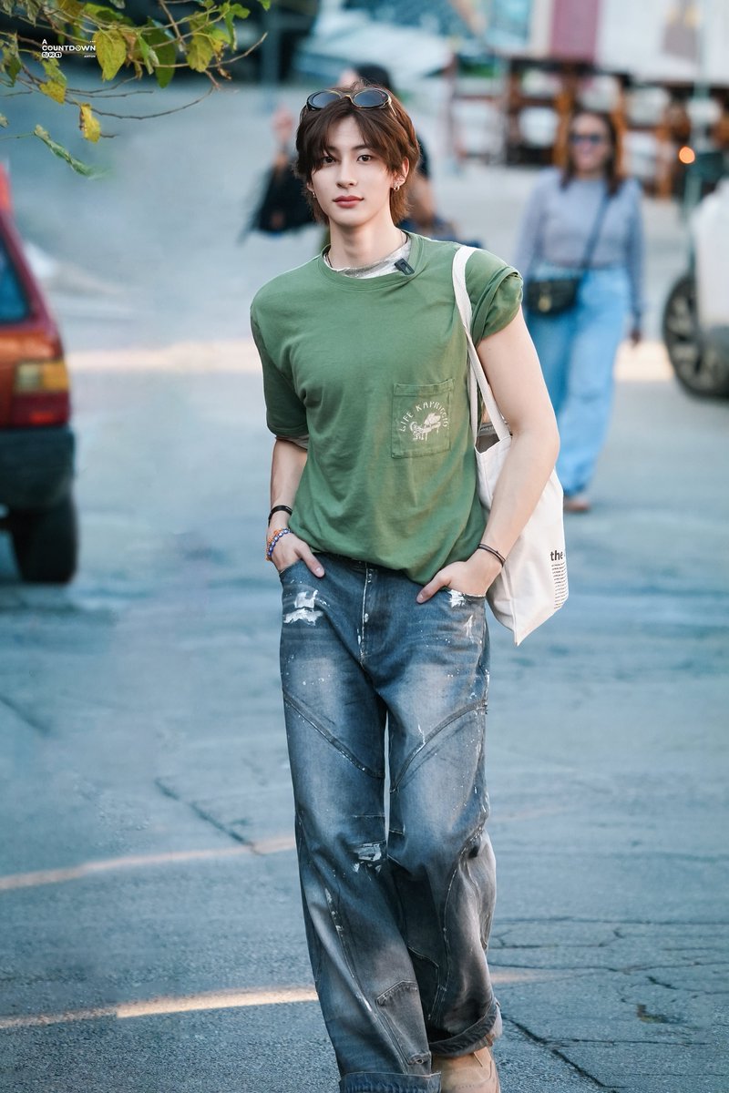 ACOUNTDOWN321 tweet media