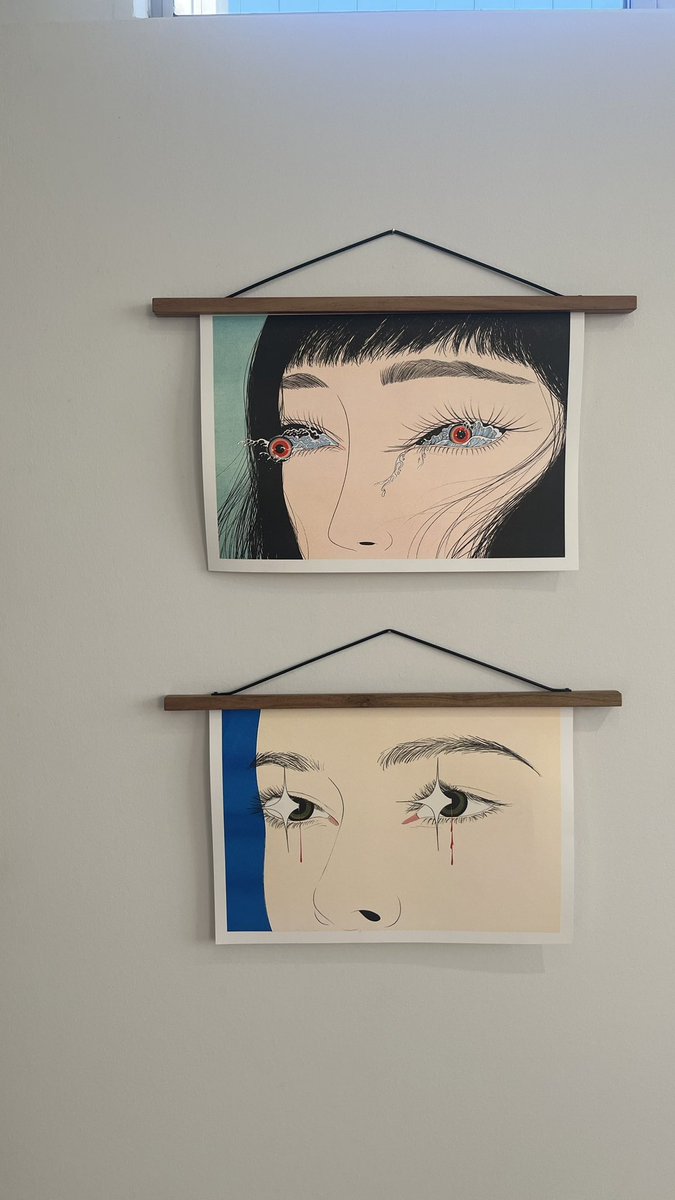mtysid's tweet photo. 阿佐ヶ谷のブックギャラリーポポタムにてタトゥーアーティストのキム・ミキ個展、超良かった😸現実からの逃避や切実な願望としての肉体変容を描きつつそれに伴う痛みに意識的で、人間の皮膚やレンチキュラーというキャンバスを選ぶ(あるいは選ばれる)ことがとても自然で必然であることが示されていた https://t.co/jnllJvMEpW