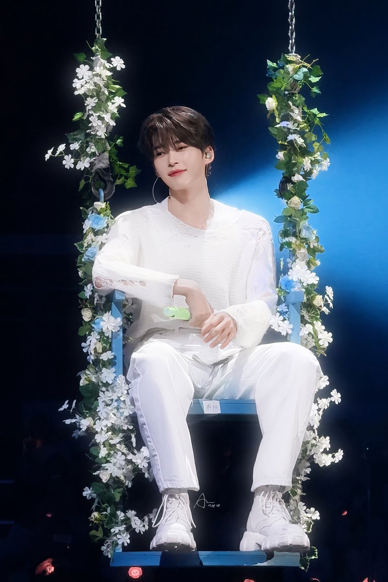 0613_AneeN_shb's tweet photo. 260314 HERE&amp;NOW ENCORE

💐😊👋🏻

#SUNGHANBIN #성한빈 #ソンハンビン #成韩彬
#ZEROBASEONE #ZB1 #제로베이스원 #제베원 https://t.co/U1AGYmf5yt
