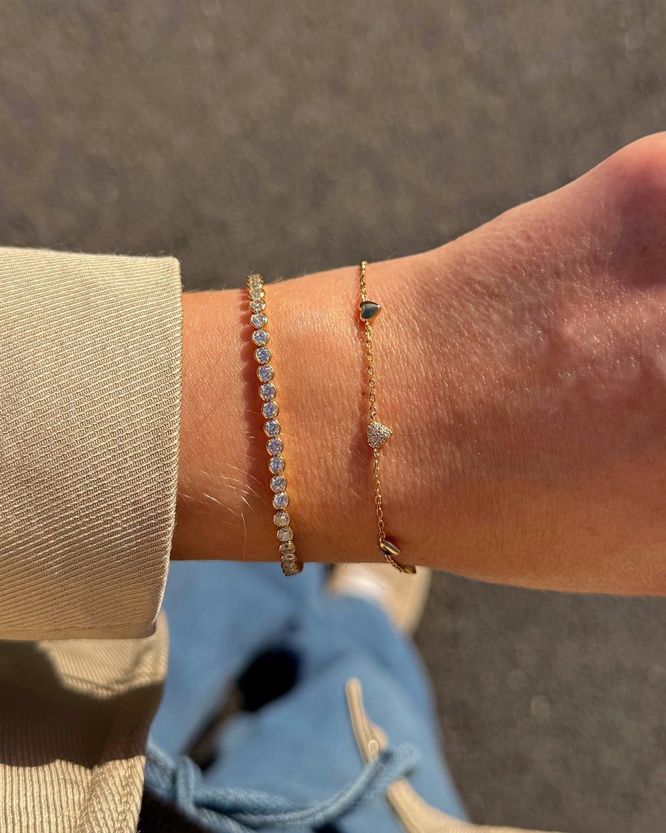 AniaHaie's tweet photo. Drape your wrist in the season’s weightless melody🍀
Layer our dainty bracelets to catch and play with the lengthening light.
@haleyspassmore

#AniaHaie #Jewellery #braceletstacking #springjewellery #springstyles https://t.co/Bf483FyUiS