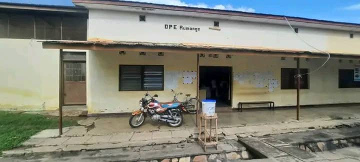 MagazineJimbere's tweet photo. đš Le directeur du lycĂ©e technique de #Bitare, en commune #Rumonge (@burungaProvince) est introuvable depuis 9 jours, selon les enseignants de lâĂ©tablissement qui affirment ne pas parvenir Ă le joindre
đ° Ils signalent Ă©galement la disparition de lâargent des deux comptes de lâĂ©cole. Le responsable du secteur Ă©ducatif confirme les faits et indique quâune enquĂȘte est en cours pour faire la lumiĂšre sur cette affaire
#Burundi #Jimbere
