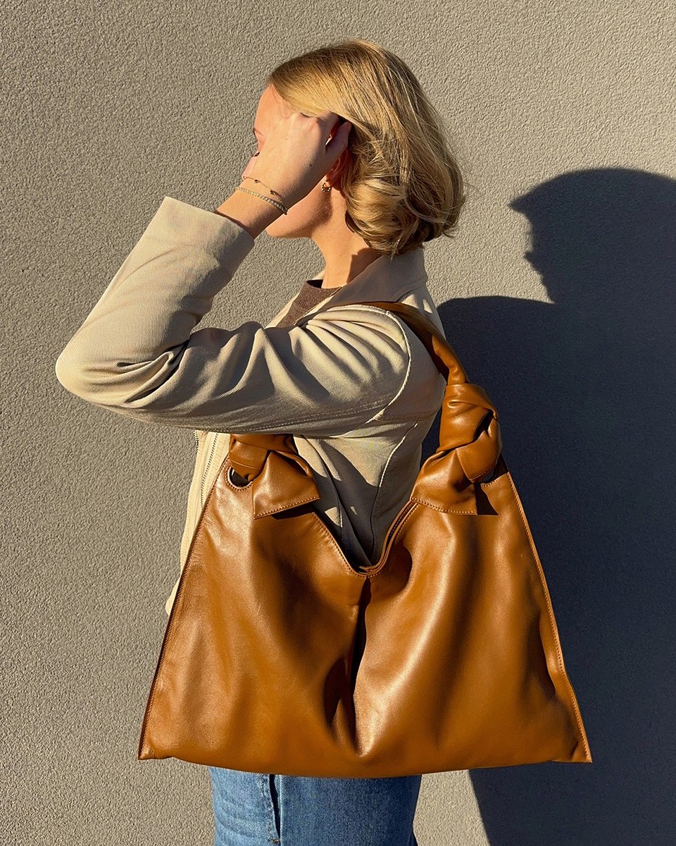 AniaHaie's tweet photo. Drape your wrist in the season’s weightless melody🍀
Layer our dainty bracelets to catch and play with the lengthening light.
@haleyspassmore

#AniaHaie #Jewellery #braceletstacking #springjewellery #springstyles https://t.co/Bf483FyUiS