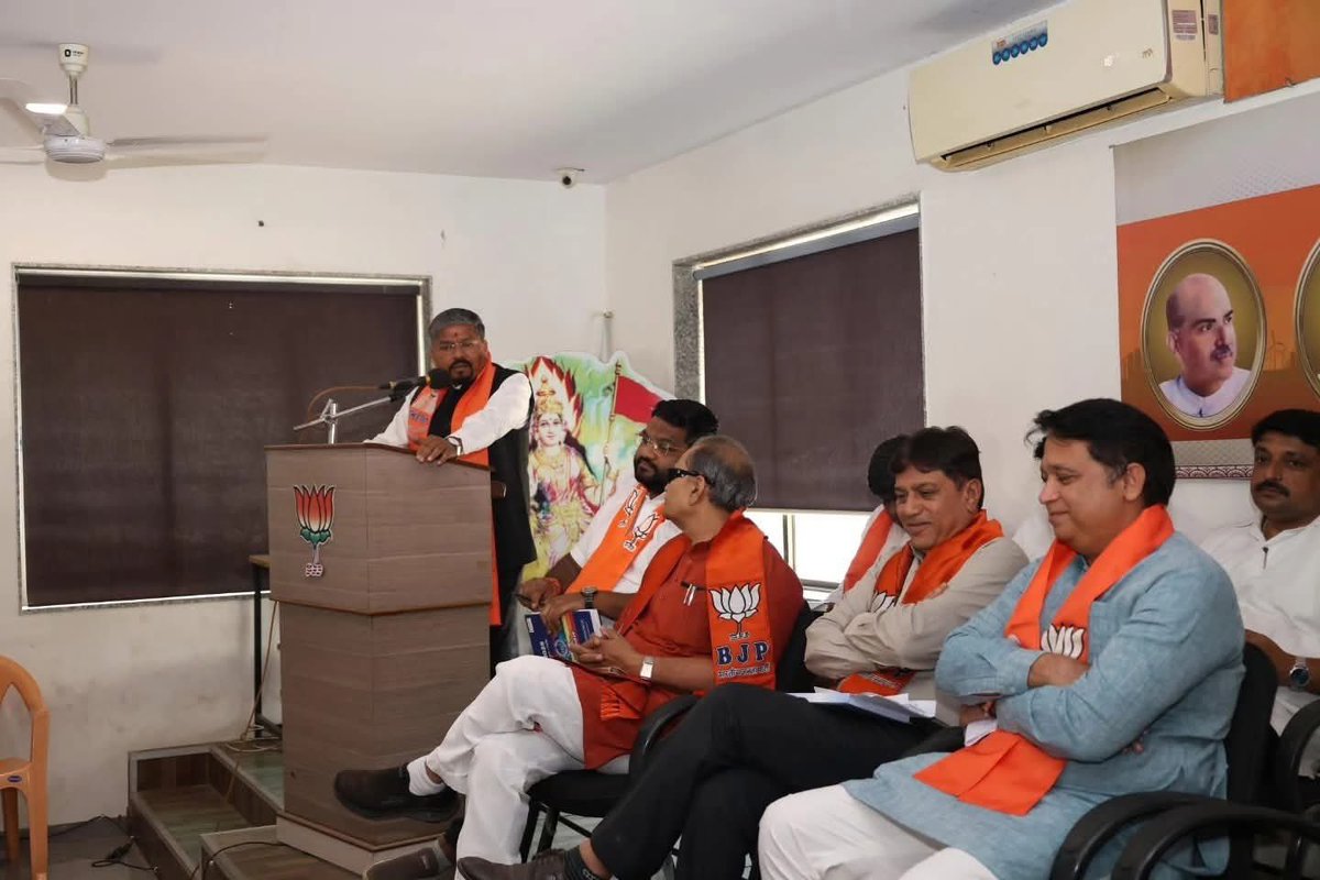 BJPNavsari_'s tweet photo. નવસારી જિલ્લા ભારતીય જનતા પાર્ટી દ્વારા આગામી કાર્યક્રમો અંગેની ચર્ચા વિચારણા સાથે માટે એક બેઠકનું આયોજન નવસારી કમલમ ખાતે રાખવામાં આવ્યું 
@iJagdishBJP @CRPaatil @BhurabhaiShah @shankaramaliya @DrPrashantkorat https://t.co/3AeEbMOJfG