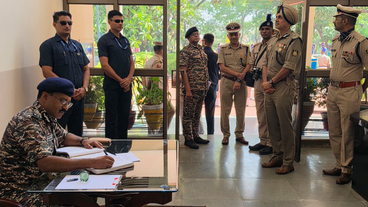 During his Maharashtra tour, DG <a href="/crpfindia/">🇮🇳CRPF🇮🇳</a> Shri G. P. Singh, IPS, visited Martyrs memorial at GC Pune to pay solemn tribute to our Veer Balidanis. After a spirited Guard of Honour, the DG inspected the guard at Quarter Guard.

​#NationFirst
#Vandematram150