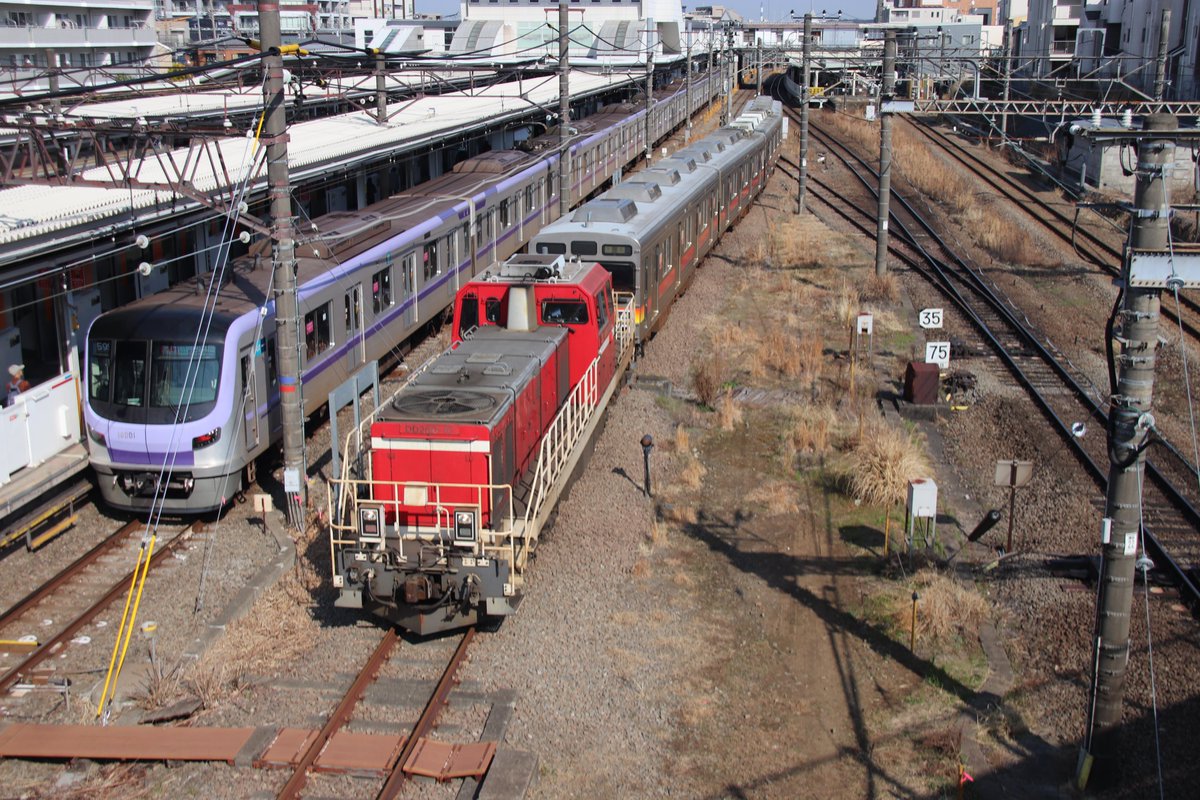 5000_EXPRESS's tweet photo. 東急9000系9010Fと9007Fが西武鉄道小手指車両基地へ甲種輸送。
それぞれを長津田駅付近で撮影しました。
9007Fは、9005Fの時と違ってスカートを一部残した状態での施行となりました。
牽引機はどちらもDD200-10でした。 https://t.co/eTqHnJou8A