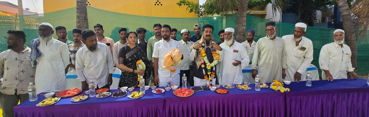 ಇಂದು ಚಳ್ಳಕೆರೆ ನಗರದ ರಹೀಂ ನಗರದ ಎ ರೇಹಮಾನಿಯಾ ಮಸೀದಿಯಲ್ಲಿ ರಂಜಾನ್ ಹಬ್ಬದ ಪ್ರಯುಕ್ತ ನಡೆದ ಇಫ್ತಾಯಾರ್ ಕೂಟದ ಕಾರ್ಯಕ್ರಮದಲ್ಲಿ ಪಾಲ್ಗೊಂಡು ಮುಸ್ಲಿಂ ಬಾಂಧವರಿಗೆ ಶುಭ ಕೋರಿದೆನು.