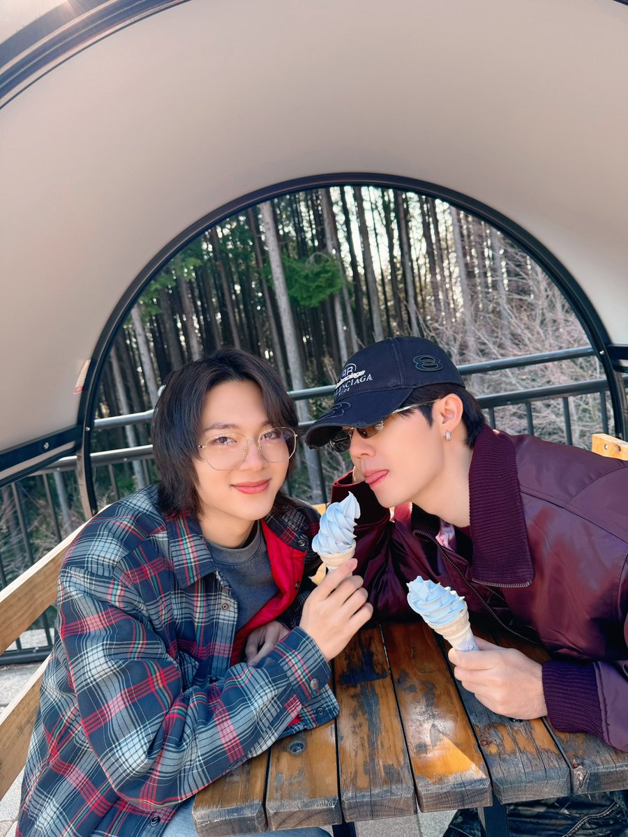 iLeang21's tweet photo. กินไอติมยังไงให้ดูหวานขนาดนี้น้อ 🍦
#DMDChillDayInJapan https://t.co/G567q3nMzU