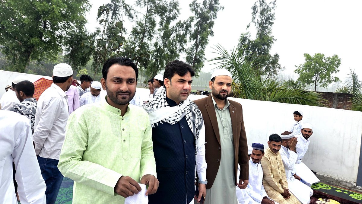 ZakirAliTyagi's tweet photo. तुझ को मेरी न मुझे तेरी ख़बर जाएगी,
ईद अब के भी दबे पाँव गुज़र जाएगी।

ज़फ़र इक़बाल के शेर के साथ आप सभी को ईद की मुबारकबाद, अल्लाह सभी की ज़िंदगी भी शीर की तरह मीठी कर दें। सब ख़ुश रहे , सभी की मुश्किलें आसान हो , ज़िदंगी में सुकून भर दें और सभी को हिफ़ाज़त में रखें ।

ईद के मौक़े पर बड़े भाई @WasimAkramTyagi भी साथ।

#EidMubarak #EidUlFitr #Eid2026