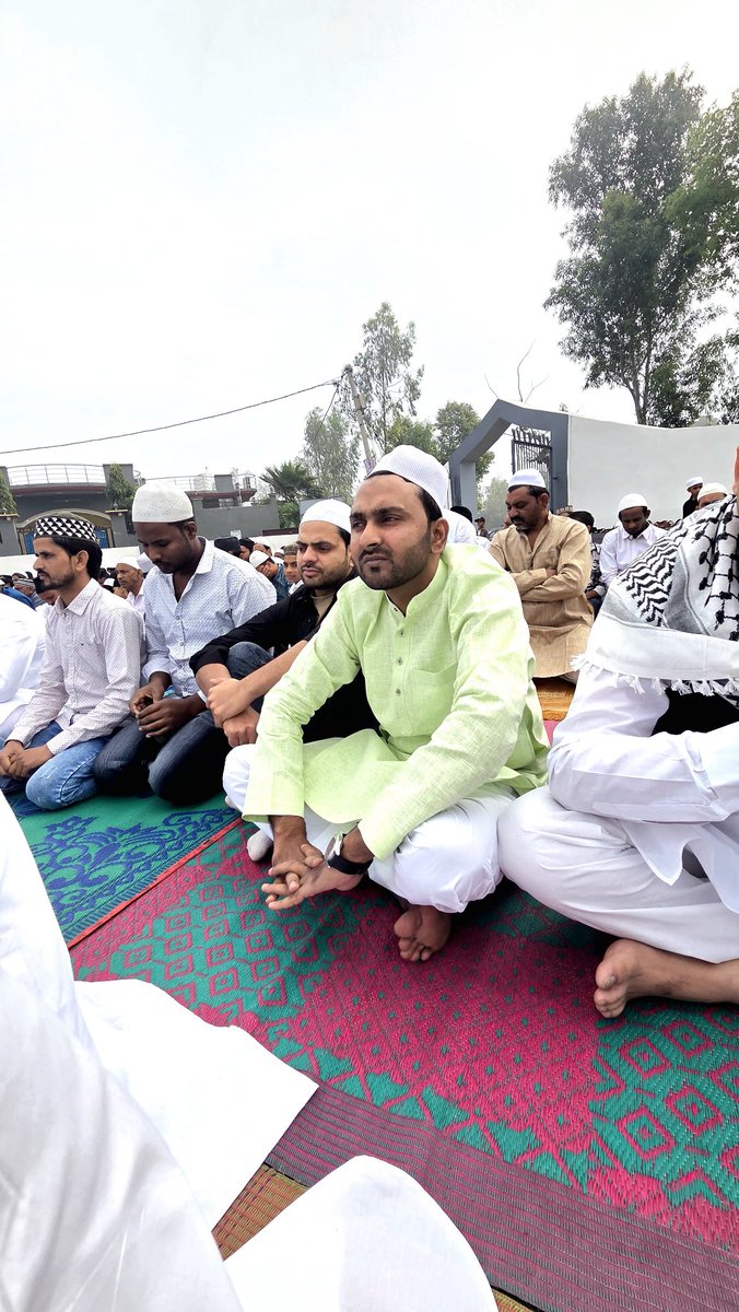ZakirAliTyagi's tweet photo. तुझ को मेरी न मुझे तेरी ख़बर जाएगी,
ईद अब के भी दबे पाँव गुज़र जाएगी।

ज़फ़र इक़बाल के शेर के साथ आप सभी को ईद की मुबारकबाद, अल्लाह सभी की ज़िंदगी भी शीर की तरह मीठी कर दें। सब ख़ुश रहे , सभी की मुश्किलें आसान हो , ज़िदंगी में सुकून भर दें और सभी को हिफ़ाज़त में रखें ।

ईद के मौक़े पर बड़े भाई @WasimAkramTyagi भी साथ।

#EidMubarak #EidUlFitr #Eid2026