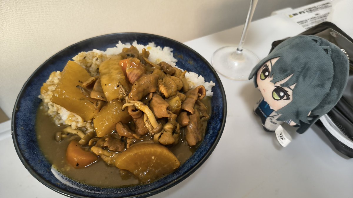 10分前までもつ煮込みだったもの（軌道修整）

どんな煮物もカレールーをぶち込んだ瞬間から1種類の料理に収束する。