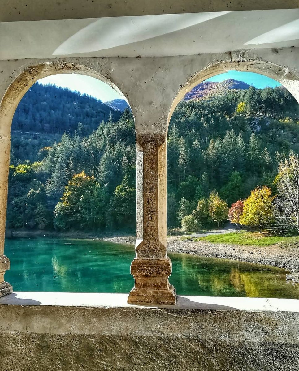 i_Spirito's tweet image. Tra cervi che passeggiano liberi, il ricordo dell’orsa Amarena e dei suoi cuccioli, la devozione a San Domenico Abate, l’eremo sospeso sul lago:  Villalago sogna il Borgo dei Borghi 2026
#abruzzo #laquila #spring #primavera 
laquilablog.it/villalago-il-p…