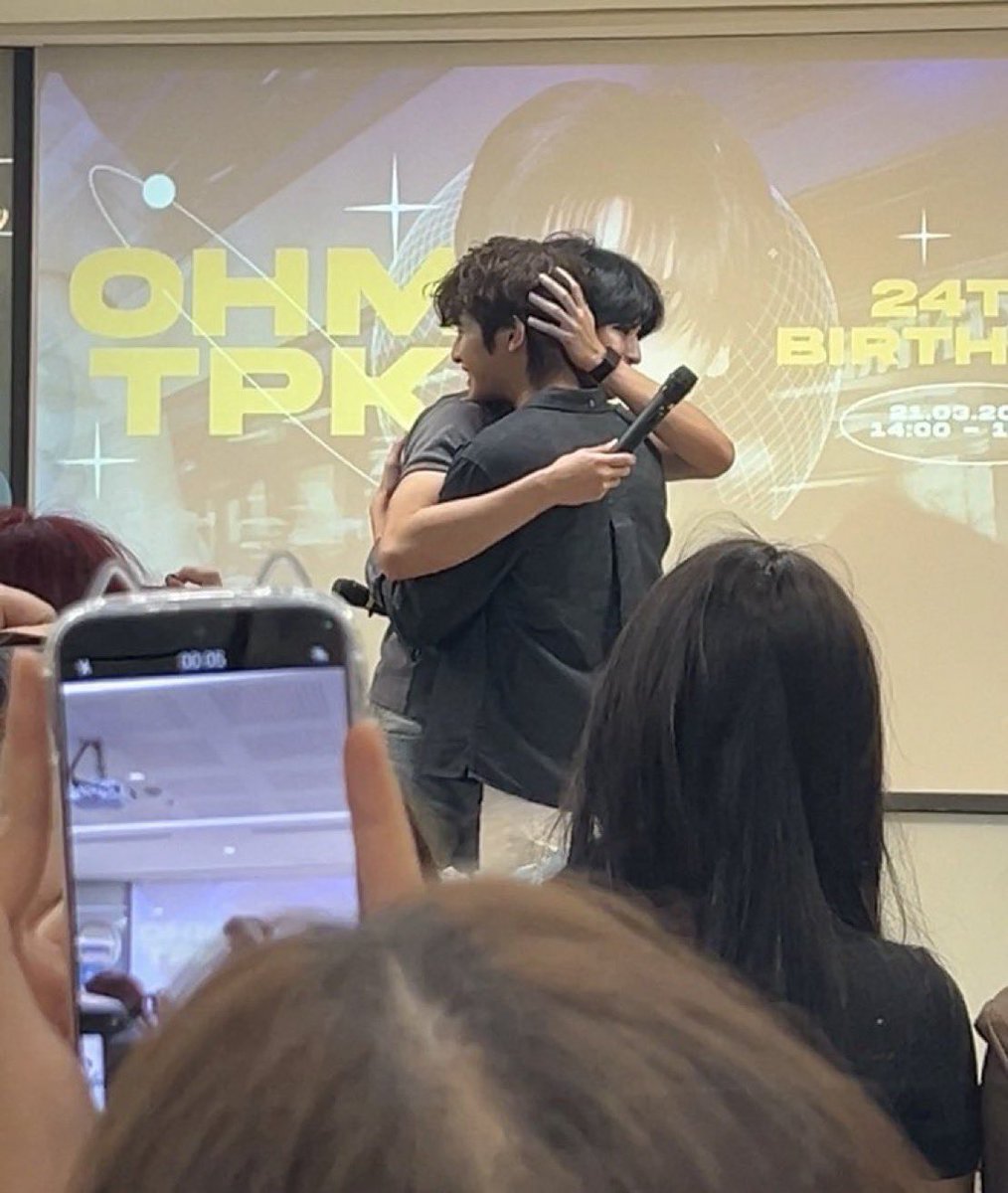 markohmmo's tweet photo. mark giving ohmlaf his warm hug
– OHMTPK BUS STOP 24 | #ohmtpk #ohmlaf #OhmtpkNextStop24 https://t.co/4mBDnJhgVC
