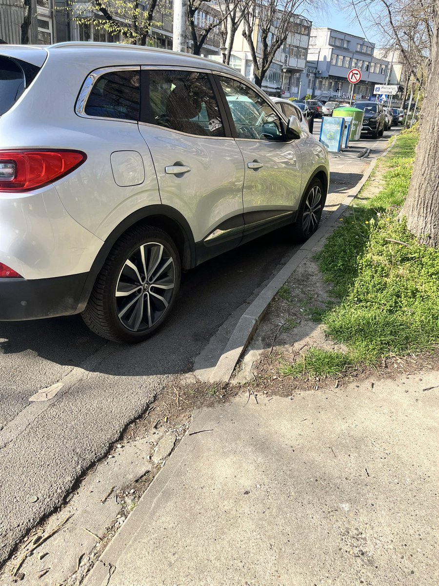 MaliPutar's tweet photo. Sremskih odreda, Novi Beograd, kod broja 6, trotoarom nemoguce proci @prijavi_problem https://t.co/KZeN8GWfC0