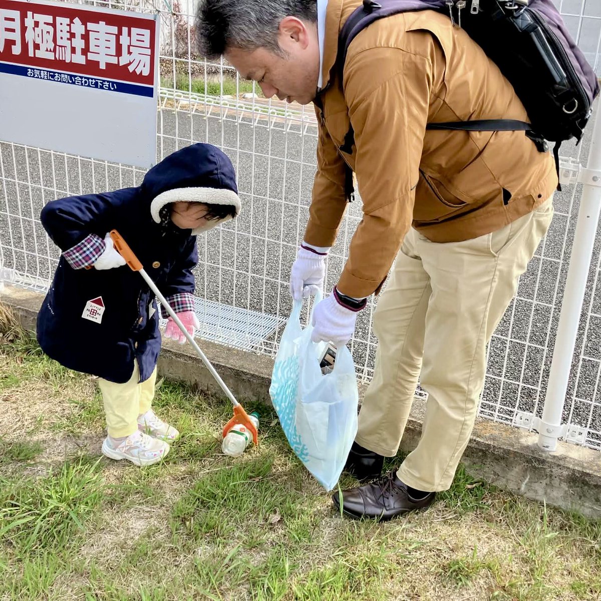 Yano55's tweet photo. 親子でメリケンパークのクリーンアップイベントへ。
午後は、神戸元町でラクガキ。

#メリケンパーク #クリーンアッププロジェクト 
#クリーンアップ #神戸市 #beams 
#スターバックスコーヒー https://t.co/oKX5I5NUkr