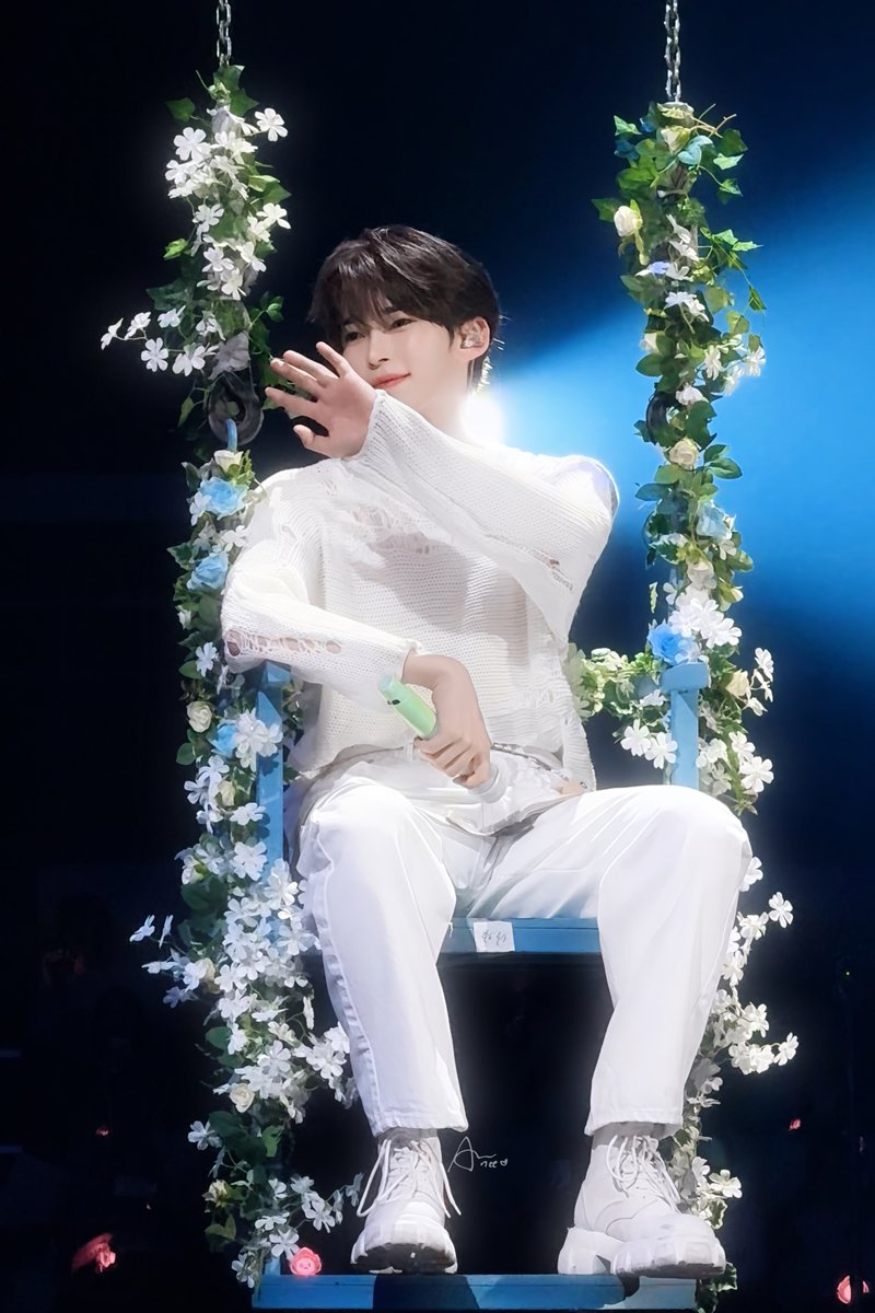 0613_AneeN_shb's tweet photo. 260314 HERE&amp;NOW ENCORE

💐😊👋🏻

#SUNGHANBIN #성한빈 #ソンハンビン #成韩彬
#ZEROBASEONE #ZB1 #제로베이스원 #제베원 https://t.co/U1AGYmf5yt