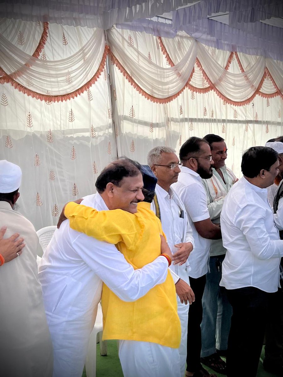 Chavan_atul1's tweet photo. फुलंब्री येथे रमजान ईदच्या पावन निमित्ताने मुस्लिम बांधवांना मनःपूर्वक शुभेच्छा दिल्या..

रमजान ईद, ज्याला ‘ईद-उल-फित्र’ असेही म्हणतात, हा इस्लाम धर्मातील महत्त्वाचा सण.. संपूर्ण रमजान महिन्यात उपवास (रोजा) पाळल्यानंतर हा सण साजरा केला जातो.. इस्लामिक दिनदर्शिका चंद्रावर आधारित असल्यामुळे ईदचा दिवस ‘चांद दिसणे’ या खगोलशास्त्रीय घटनेवर ठरतो.. त्यामुळे यामागे वैज्ञानिक दृष्टिकोनही दिसून येतो. उपवासाच्या काळात शरीरातील विषारी घटक कमी होऊन शरीरशुद्धी (detoxification) होते, तसेच आत्मसंयम आणि मानसिक शांती वाढते..

पैगंबर हजरत मोहम्मद यांनी बद्रच्या युद्धात विजय मिळवल्यानंतर प्रथमच ईद साजरी केल्याचे मानले जाते.. त्यामुळे हा सण आनंदाबरोबरच त्याग, संयम आणि कृतज्ञतेचा संदेश देणारा आहे.. या दिवशी ‘जकात-उल-फित्र’ द्वारे गरजू आणि गरिबांना मदत केली जाते, ज्यातून समाजातील समानता आणि बंधुभावाची भावना अधिक दृढ होते..

ही ईद सर्वांच्या आयुष्यात नवचैतन्य, आनंद आणि समृद्धी घेऊन येवो, तसेच समाजात एकोप्याची भावना अधिक बळकट होवो, हीच सदिच्छा..