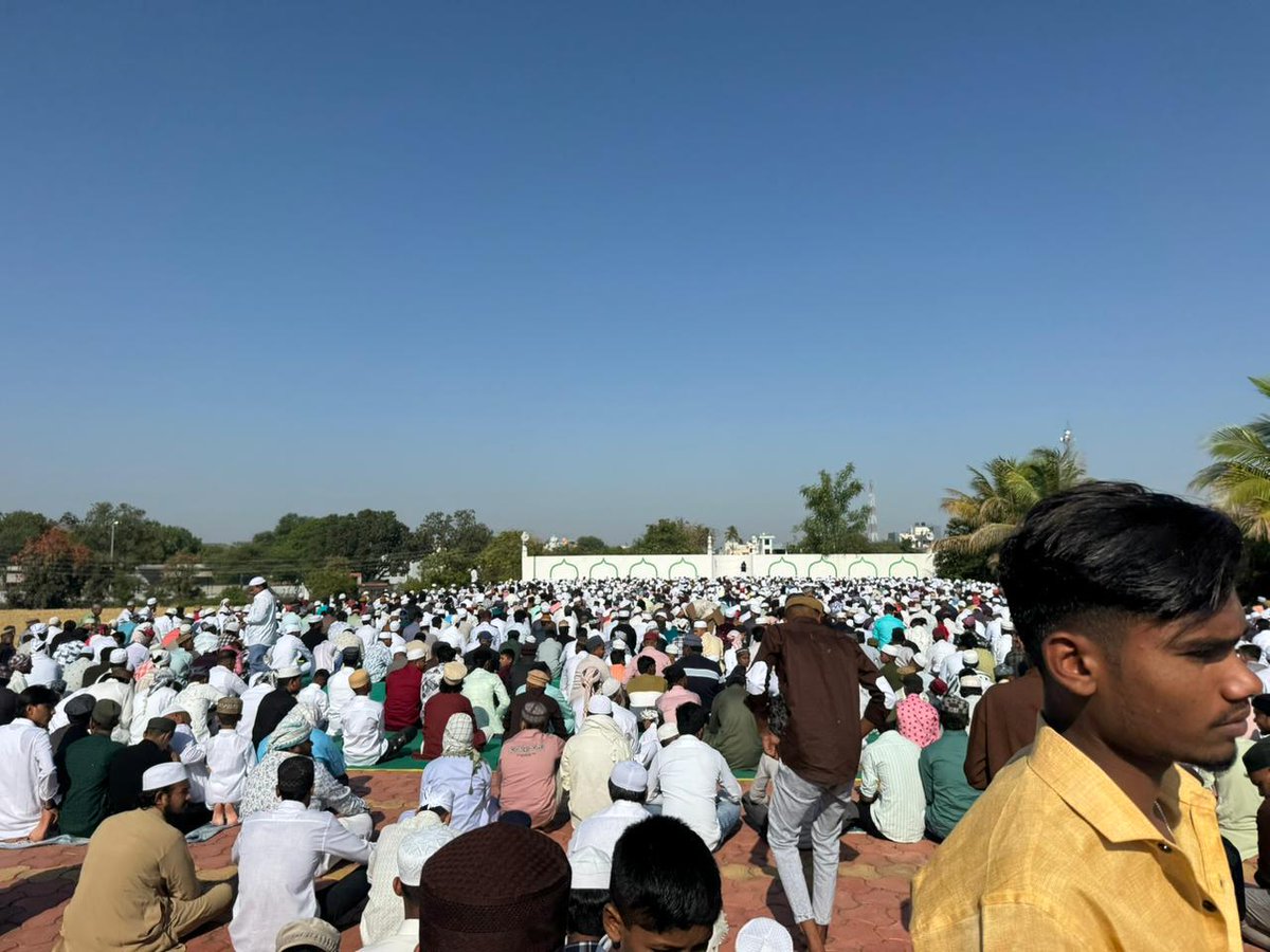 Chavan_atul1's tweet photo. फुलंब्री येथे रमजान ईदच्या पावन निमित्ताने मुस्लिम बांधवांना मनःपूर्वक शुभेच्छा दिल्या..

रमजान ईद, ज्याला ‘ईद-उल-फित्र’ असेही म्हणतात, हा इस्लाम धर्मातील महत्त्वाचा सण.. संपूर्ण रमजान महिन्यात उपवास (रोजा) पाळल्यानंतर हा सण साजरा केला जातो.. इस्लामिक दिनदर्शिका चंद्रावर आधारित असल्यामुळे ईदचा दिवस ‘चांद दिसणे’ या खगोलशास्त्रीय घटनेवर ठरतो.. त्यामुळे यामागे वैज्ञानिक दृष्टिकोनही दिसून येतो. उपवासाच्या काळात शरीरातील विषारी घटक कमी होऊन शरीरशुद्धी (detoxification) होते, तसेच आत्मसंयम आणि मानसिक शांती वाढते..

पैगंबर हजरत मोहम्मद यांनी बद्रच्या युद्धात विजय मिळवल्यानंतर प्रथमच ईद साजरी केल्याचे मानले जाते.. त्यामुळे हा सण आनंदाबरोबरच त्याग, संयम आणि कृतज्ञतेचा संदेश देणारा आहे.. या दिवशी ‘जकात-उल-फित्र’ द्वारे गरजू आणि गरिबांना मदत केली जाते, ज्यातून समाजातील समानता आणि बंधुभावाची भावना अधिक दृढ होते..

ही ईद सर्वांच्या आयुष्यात नवचैतन्य, आनंद आणि समृद्धी घेऊन येवो, तसेच समाजात एकोप्याची भावना अधिक बळकट होवो, हीच सदिच्छा..