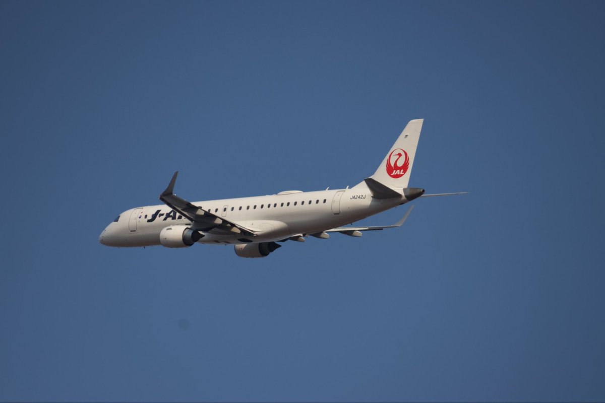 timiceman1's tweet photo. 仙台空港は、強風で立っているのも大変でした。 https://t.co/h85mNoUdxW