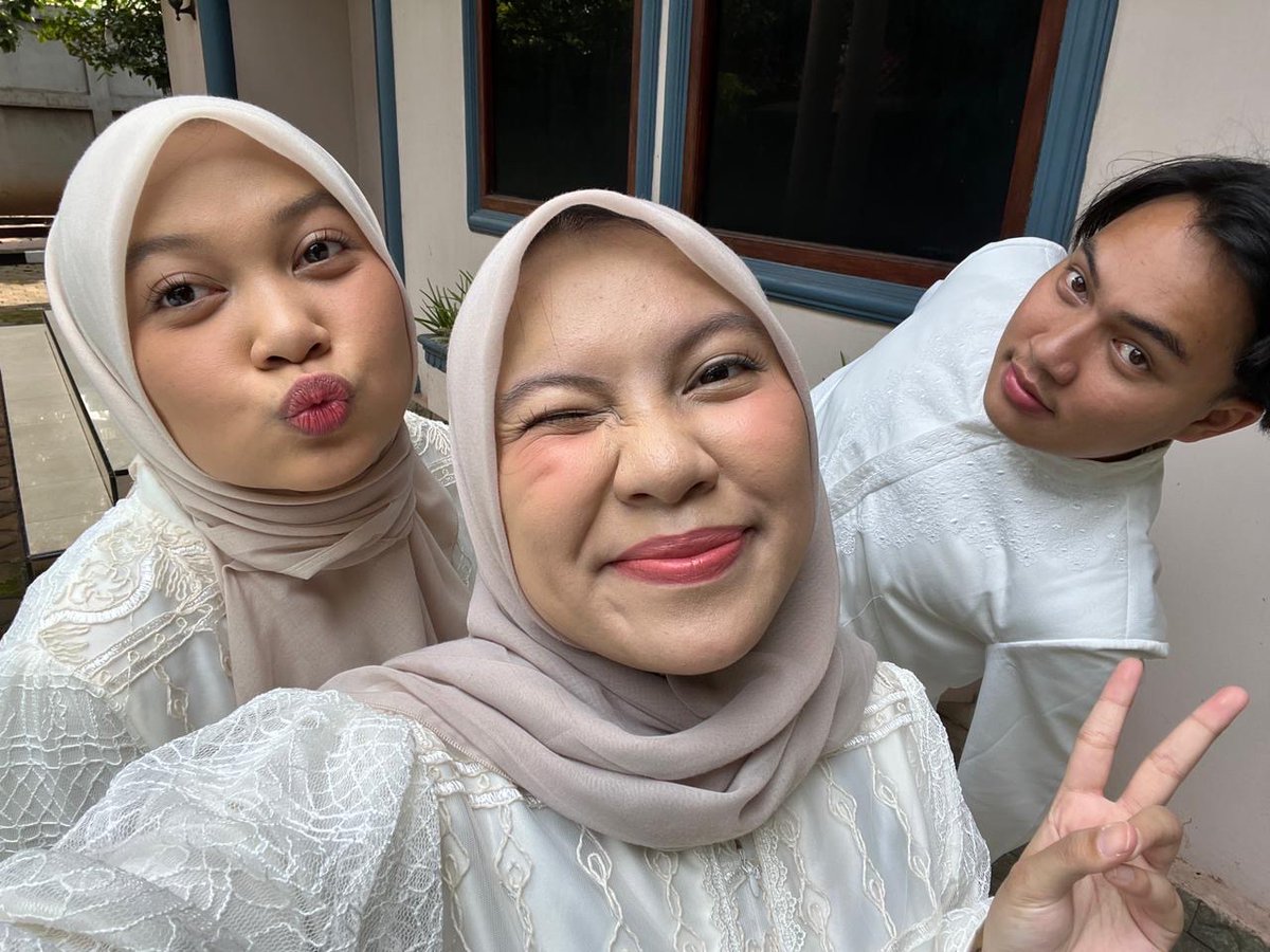 cadoctx's tweet photo. eid mubarak everyone! 🥂✨ https://t.co/2oAQtcQ2Ja