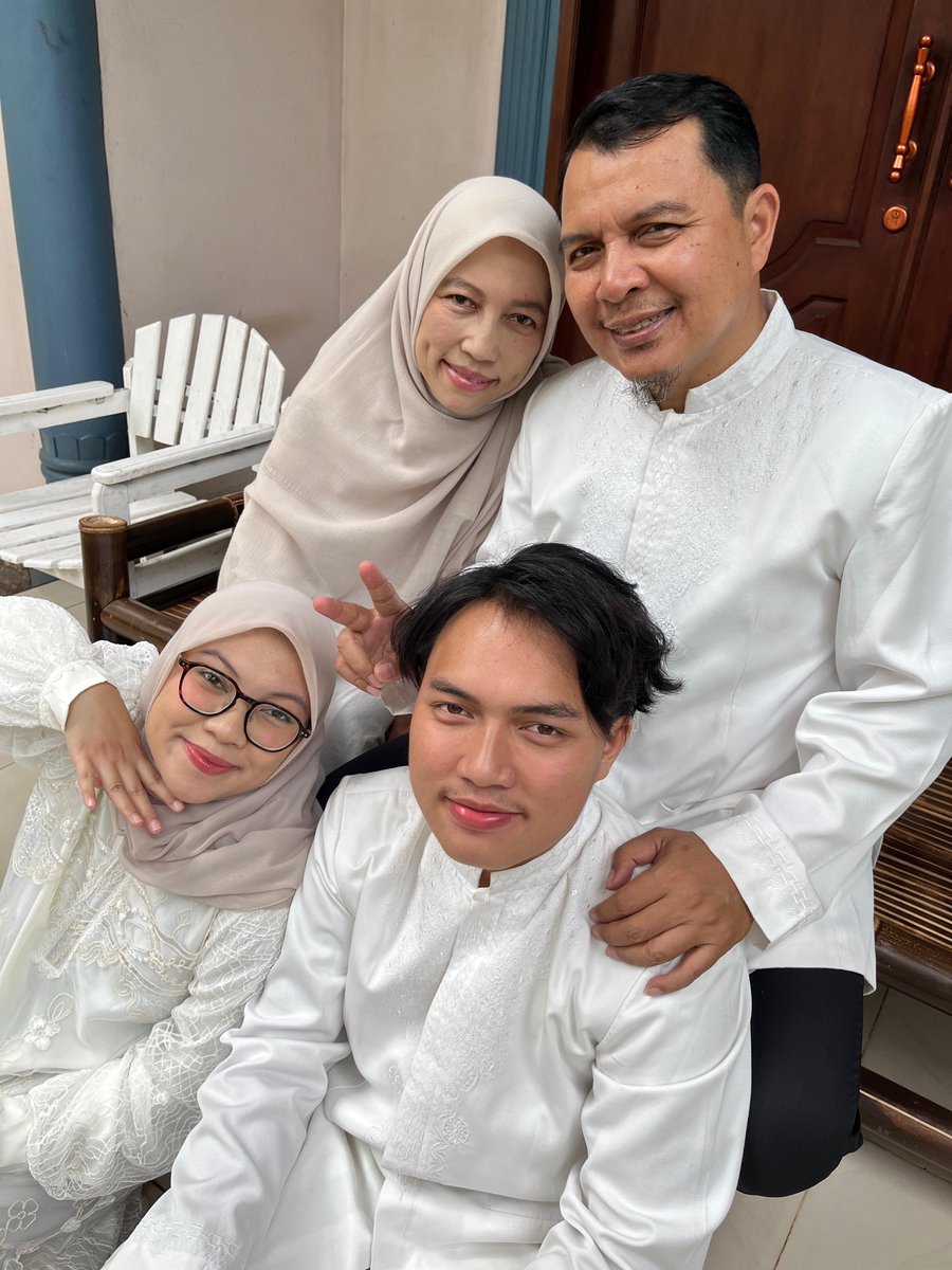 cadoctx's tweet photo. eid mubarak everyone! 🥂✨ https://t.co/2oAQtcQ2Ja