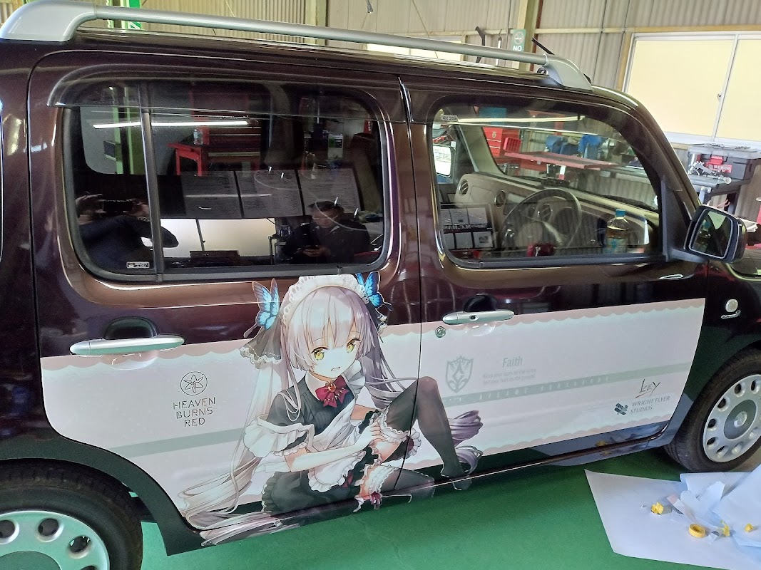 orisakikanata's tweet photo. 『ご心配には及びません、わたし天才剣士ですから』

というわけで今日は緋雨っちの誕生日なので、車に緋雨っちのシール貼ってました！！

#小笠原緋雨 #痛車 #ヘブバン #小笠原緋雨生誕祭2026 #ITASHAWEEK2026で会いましょう https://t.co/t3X8ehEcFa