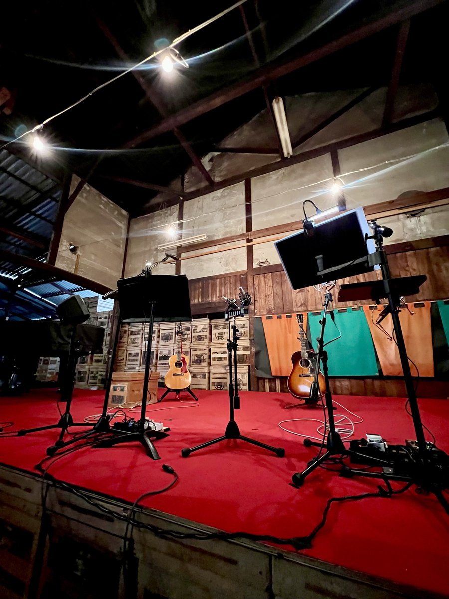 yukako210's tweet photo. 「MUSIC inn Fujieda オープニングパーティー ～ホリエアツシ×後藤正文 トーク＆弾き語り～」セトリ
#AVMS #MIF 

ホリエさん弾き語り
1. シーグラス
2. DAY TO DAY
3. Ark
4. Next Chapter
5. 吉祥寺
6. TRIBUTE
7. 彩雲

後藤さん弾き語り
1. 解放区
2. おかえりジョニー
3. Champagne Supernova（Oasisカバー）
4. ライフ イズ ビューティフル
5. A Girl in Love / 恋する乙女 
6. MAKUAKE

GOTSUSHI（2人のユニット）
1. TENDER
2. ソラニン

昭和初期から残る木造のお茶工場を改築したひとことカフェというスペースにて、ふくよかに鳴り響く音と歌、“繋げること”の切実なメッセージと和やかな笑いが、温かく交差した時間。追って全体の詳しい記事が出ます！