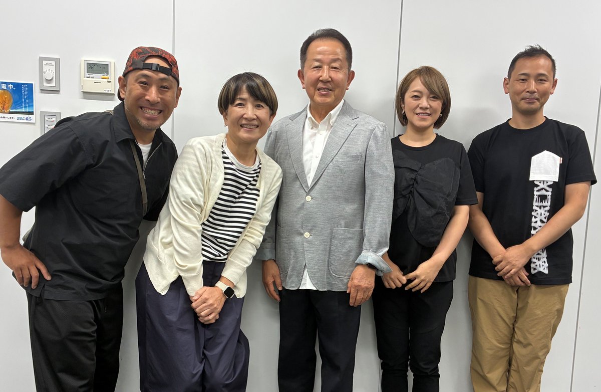 cbc_3puncooking's tweet photo. 4393品。
宮本和秀先生が講師歴４５年で提案したレシピの数です。
真摯に料理と向き合ってきたお姿を私たちは見てきました。
皆様の食卓へ届けたレシピは
今日も誰かを笑顔にして、
やがてご家庭の味となっていくことでしょう。

宮本先生、本当にありがとうございました🌸
#ＣＢＣ３分クッキング https://t.co/nzyTxKK48z
