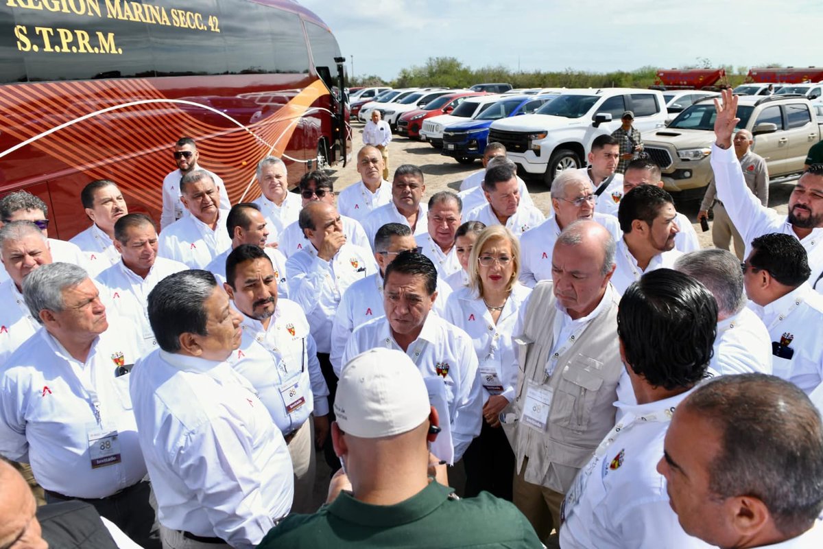 CVeggles's tweet photo. Una vez mas nuestros lideres petroleros se hicieron presentes en el 88 aniversario de la expropiacion petrolera precidido por la Dra. Claudia Sheinbaum  Pardo @lgps03101 @MarcoAzuara1  @GuindaMarea42 @Seccion42_STPRM PRESENTES!!! https://t.co/kim5z6NKHi