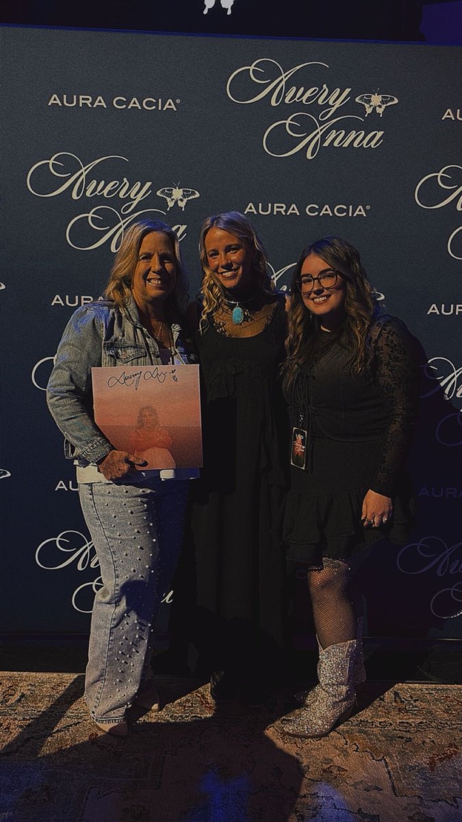 _Vexleigh_'s tweet photo. Came back from my hiatus for a split second to say that I am in fact unwell because I just met one of my favorite artists and had the best night of my life 😭🩷 Her music has helped me through so much, I’m forever grateful okay love you bye!! @Avery_Anna_ #averyanna #mohegansun https://t.co/YMFk2o06LV