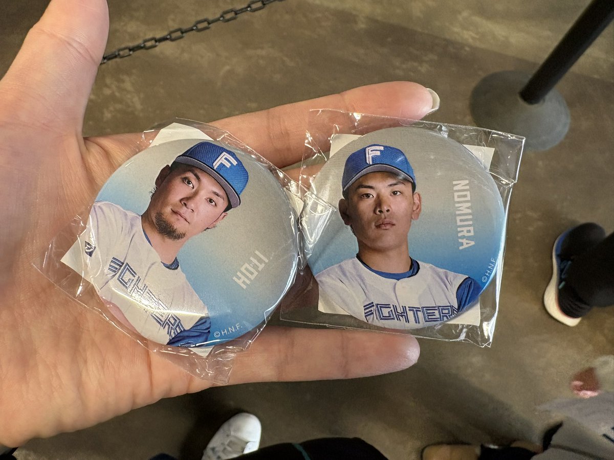sh612s's tweet photo. ファイターズ　缶バッジ

譲:17 伊藤　5 野村

求:16 達>>3郡司

本日エスコンにて交換可能です
よろしくお願いします https://t.co/23EYnal978