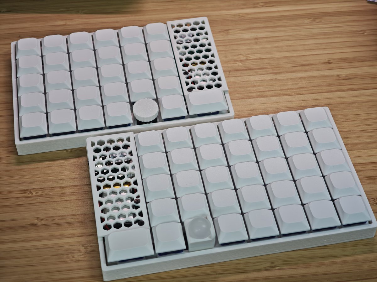 新作の「65鍵/左右分割/Bluetooth接続/ロープロファイル/14mmトラック 