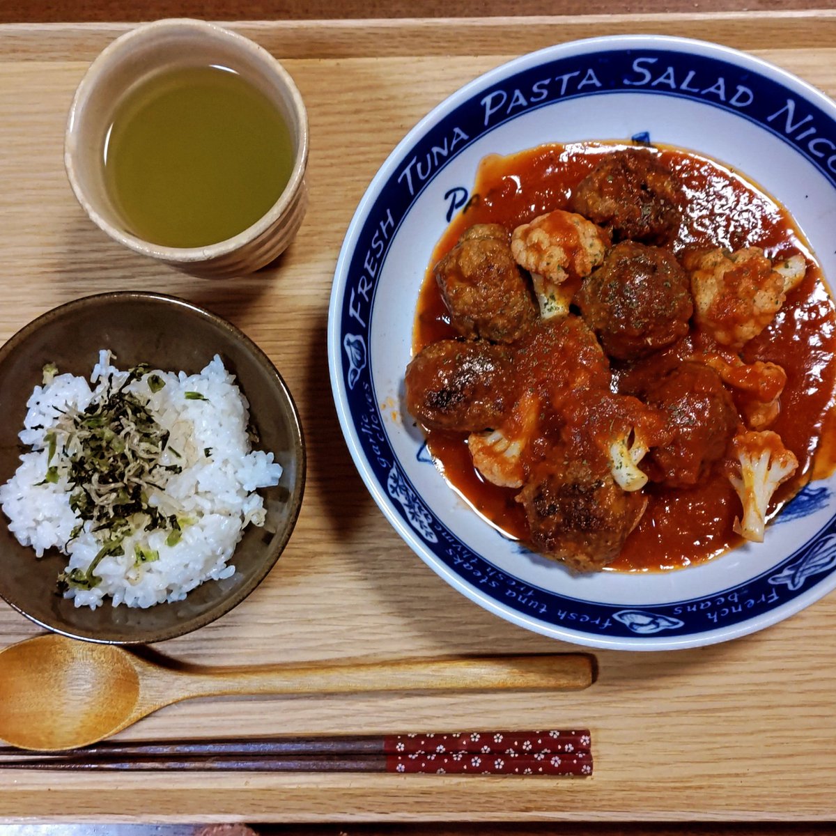 joe_allan's tweet photo. 昨日は初めて自分でミートボールを作ってみました。カリフラワー、サラダにしようと思ってたのに、めんどくさくなって、ミートボールソースと一緒に和えてしまいました(笑) https://t.co/6xjLPtEAZa