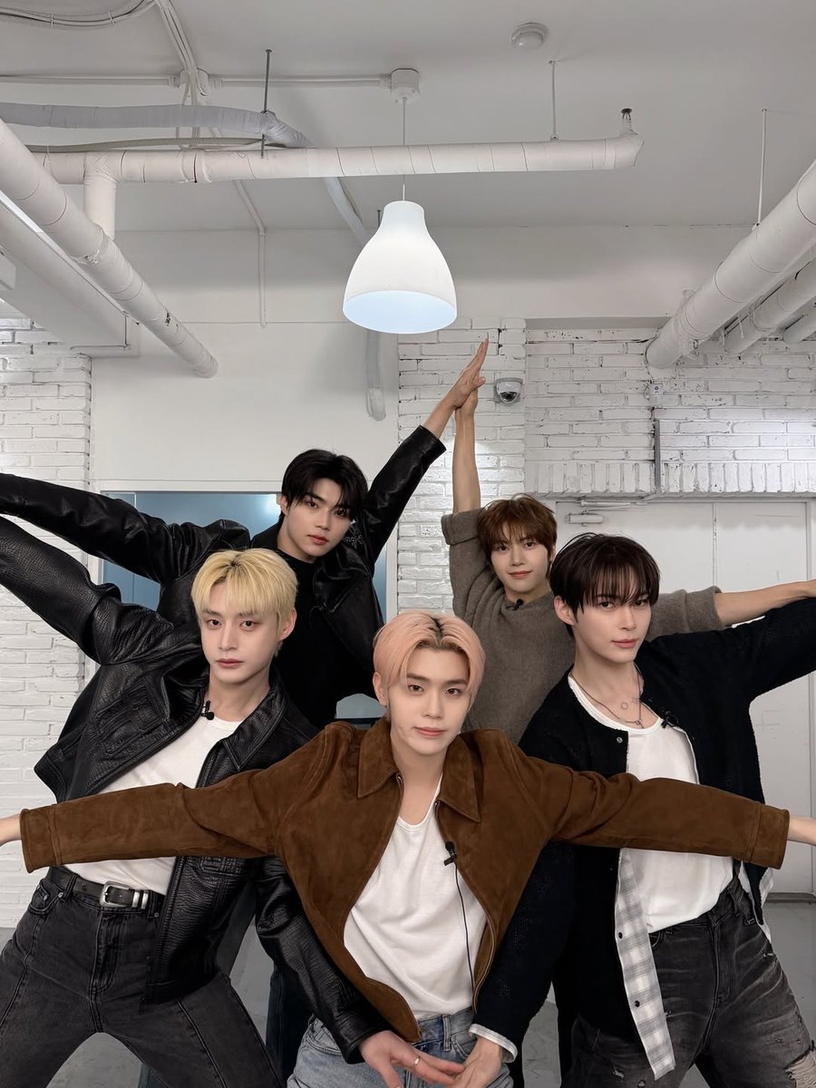 song____eggli's tweet photo. 폼잡는 표정으로 만드는 게 단체 별모양ㅋㅋㅋ https://t.co/GocJYXsVKY