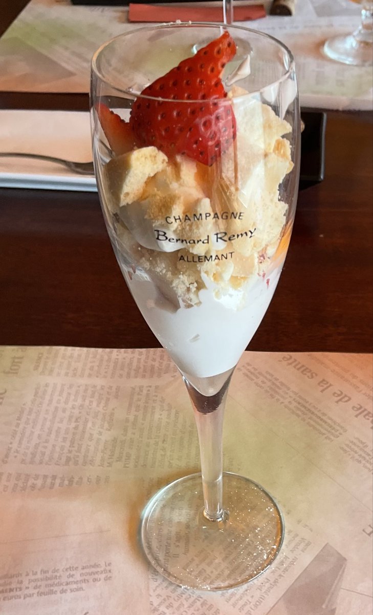 00rinchan's tweet photo. 今日の友人とのランチは少し贅沢して「タントグラッツェ」で「ランチコース(2,500円)」😋
開店時間(11:30)に行ったんだけど、既にマダム達がいっぱいいた😅
料理が5品とドリンク、客層からか量は少な目かな😲

＃地元メシ https://t.co/0iGsIDjxAH