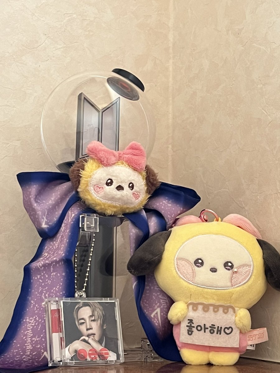 お久しぶりです😊
うちにもCD届きました💜
3形態2セット買ってどちらも無事にJiminちゃん来てくれました🐣
そして新しいアミボム買えない事を恐れて付属品なんも買ってなくてシンプルすぎたのでリボンとチミちゃん付けてみました🤭💕
これで17日参戦します🙋‍♀️
誰か会える人いるかな…