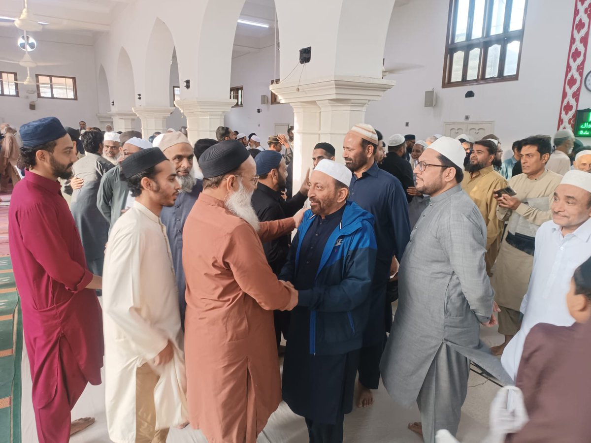 MQMPKOfficial's tweet photo. سینئر مرکزی رہنماء ڈاکٹر فاروق ستار نے پی آئی بی کالونی میں عید الفطر کی نماز ادا کی اور عوام الناس سے ملاقات کرتے ہوئے انہیں عید الفطر کی مبارکباد پیش کی۔۔۔!!!

#MQMPakistan
#Eidulfitr2026
#عيد_الفطر_١٤٤٧ه 
@allaboutmqm @DFSMQM https://t.co/w1SctobrFr