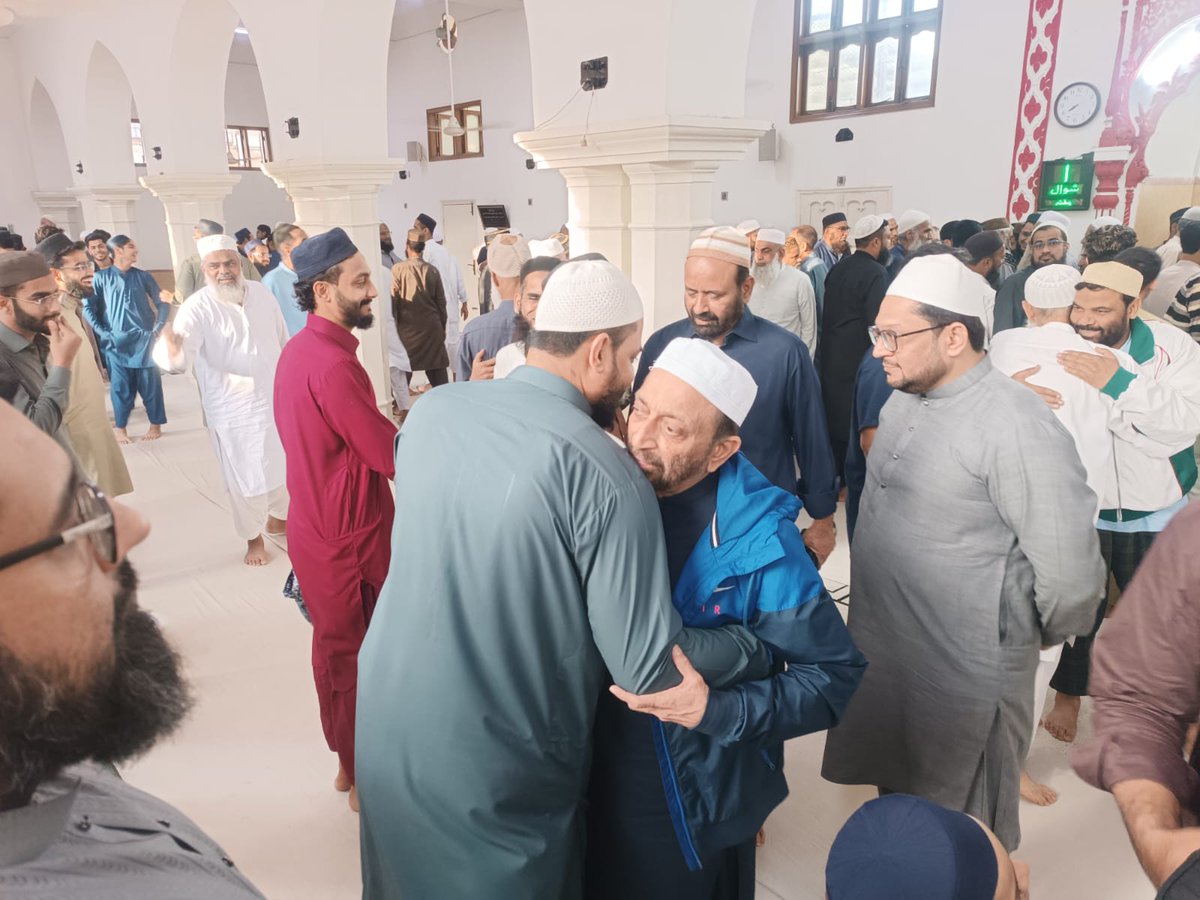 MQMPKOfficial's tweet photo. سینئر مرکزی رہنماء ڈاکٹر فاروق ستار نے پی آئی بی کالونی میں عید الفطر کی نماز ادا کی اور عوام الناس سے ملاقات کرتے ہوئے انہیں عید الفطر کی مبارکباد پیش کی۔۔۔!!!

#MQMPakistan
#Eidulfitr2026
#عيد_الفطر_١٤٤٧ه 
@allaboutmqm @DFSMQM https://t.co/w1SctobrFr